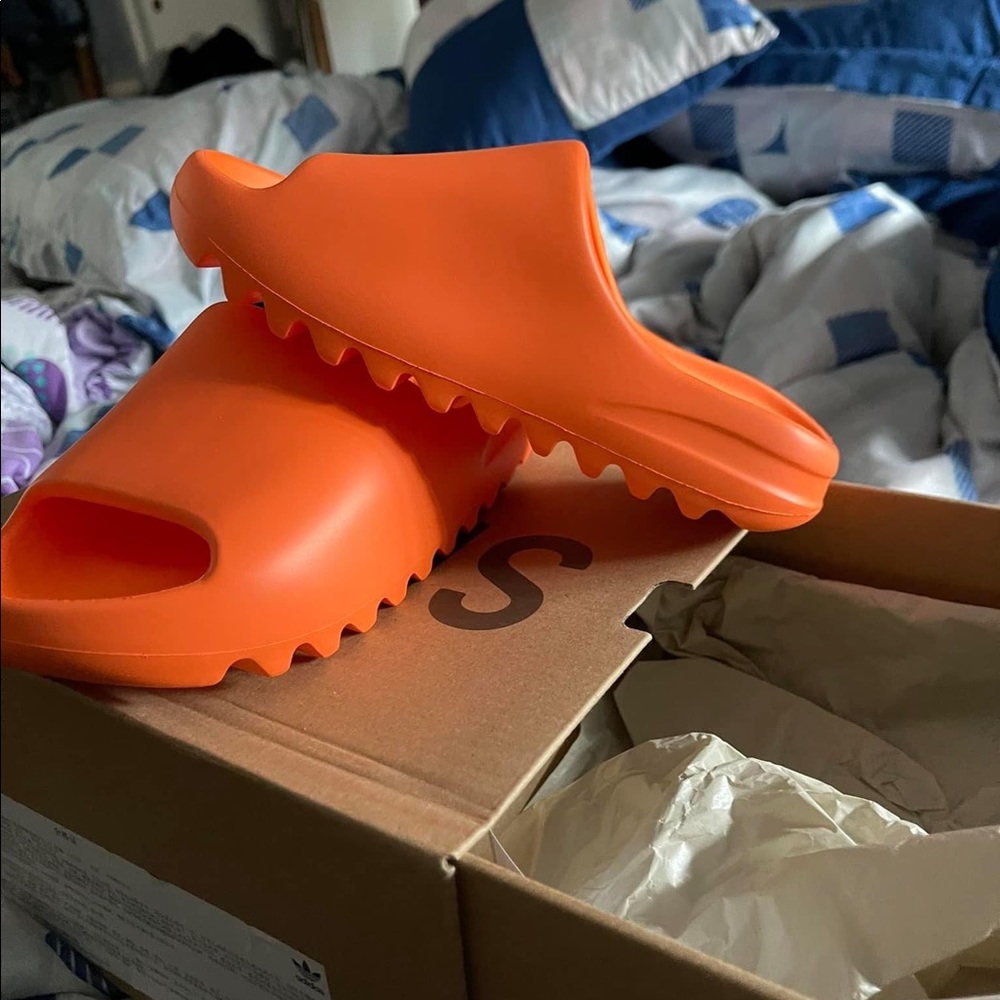 Yeezy Slides - Picture 3 of 3